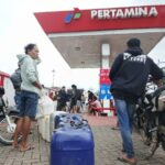 Antrean warga Jember dan Banyuwangi membeli BBM di SPBU Krikilan dan SPBU Curahketangi, Banyuwangi. Bongkah.id/Muhammad Hatta/