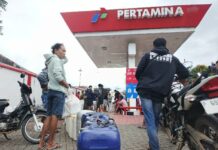 Antrean warga Jember dan Banyuwangi membeli BBM di SPBU Krikilan dan SPBU Curahketangi, Banyuwangi. Bongkah.id/Muhammad Hatta/
