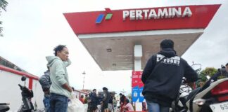 Antrean warga Jember dan Banyuwangi membeli BBM di SPBU Krikilan dan SPBU Curahketangi, Banyuwangi. Bongkah.id/Muhammad Hatta/