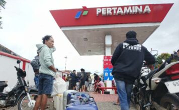 Antrean warga Jember dan Banyuwangi membeli BBM di SPBU Krikilan dan SPBU Curahketangi, Banyuwangi. Bongkah.id/Muhammad Hatta/