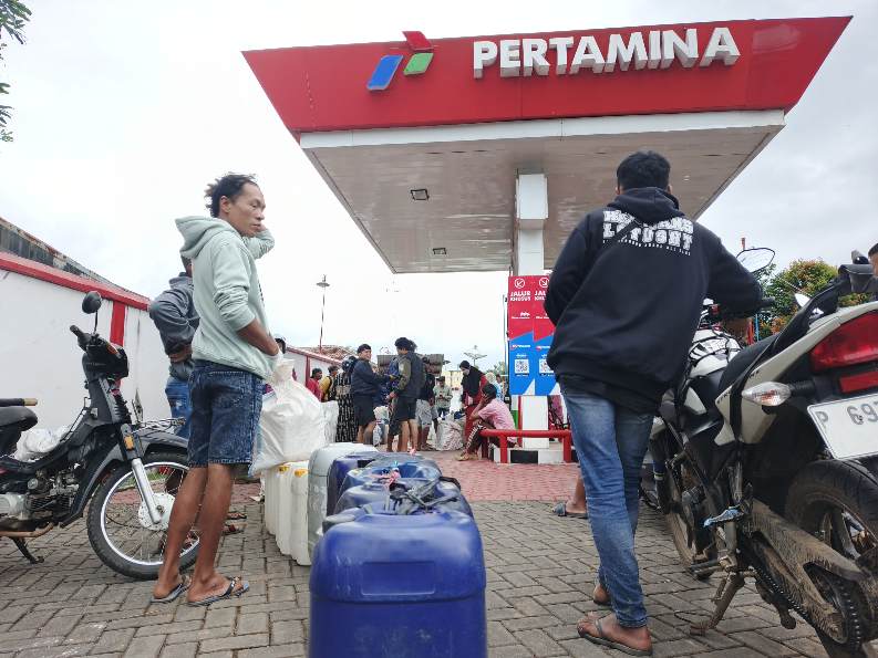 1000913805 Antrean warga Jember dan Banyuwangi membeli BBM di SPBU Krikilan dan SPBU Curahketangi, Banyuwangi. Bongkah.id/Muhammad Hatta/
