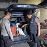 Polisi menunjukkan barang bukti BBM subsidi yang diduga ditimbun di tengah kelangkaan Pertalite di Jember. Bongkah.id/Muhammad Hatta/