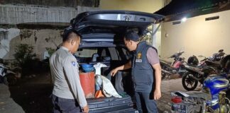 Polisi menunjukkan barang bukti BBM subsidi yang diduga ditimbun di tengah kelangkaan Pertalite di Jember. Bongkah.id/Muhammad Hatta/