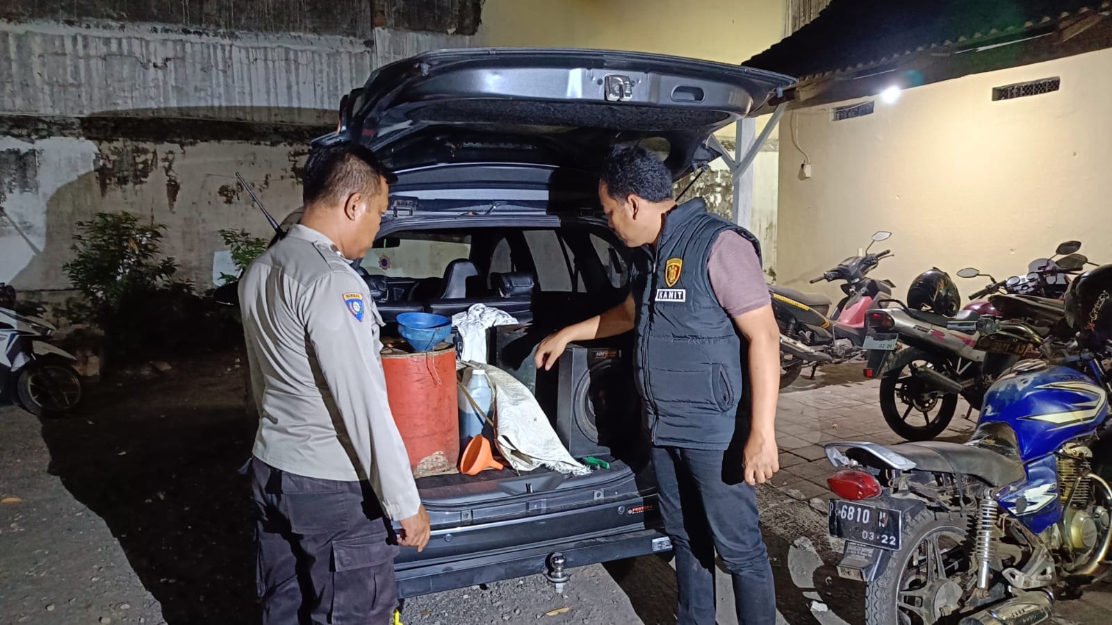 1000914194 Polisi menunjukkan barang bukti BBM subsidi yang diduga ditimbun di tengah kelangkaan Pertalite di Jember. Bongkah.id/Muhammad Hatta/