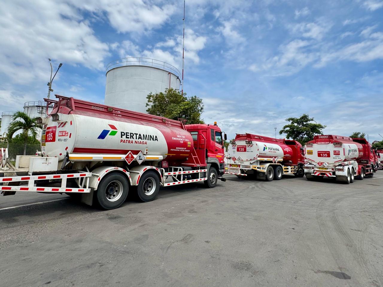 1000914447 Truk tangki Pertamina dikerahkan untuk penuhi kuota BBM Pertalite, Pertamax, dan Biosolar di Jember. Bongkah.id/Muhammad Hatta/