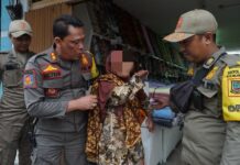Pengemis saat diamankan oleh petugas gabungan di Kota Mojokerto, Rabu (30/7/2025). Bongkah.id/Karimatul Maslahah/