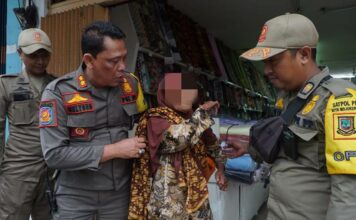 Pengemis saat diamankan oleh petugas gabungan di Kota Mojokerto, Rabu (30/7/2025). Bongkah.id/Karimatul Maslahah/