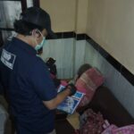 BNNP Jatim, saat melakukan penggeledahan di rumah TMR Dusun Pohgurih, Desa Sumolawang, Kecamatan Puri, Mojokerto./bongkah.id/Karimatul Maslahah/