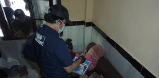 BNNP Jatim, saat melakukan penggeledahan di rumah TMR Dusun Pohgurih, Desa Sumolawang, Kecamatan Puri, Mojokerto./bongkah.id/Karimatul Maslahah/