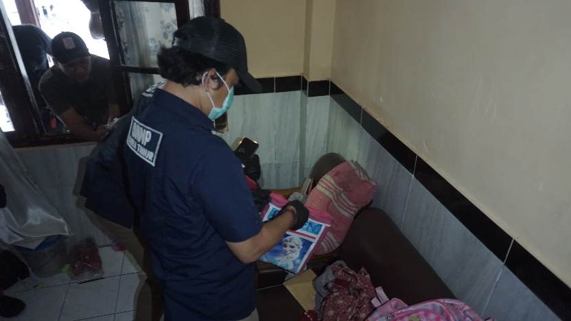 1000914920 BNNP Jatim, saat melakukan penggeledahan di rumah TMR Dusun Pohgurih, Desa Sumolawang, Kecamatan Puri, Mojokerto./bongkah.id/Karimatul Maslahah/