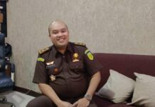 Kepala Seksi Pidana Khusus Kejari Mojokerto, Rizky Raditya Eka Putra saat dimintai keterangan./bongkah.id/Karimatul Maslahah/