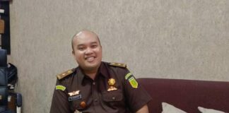 Kepala Seksi Pidana Khusus Kejari Mojokerto, Rizky Raditya Eka Putra saat dimintai keterangan./bongkah.id/Karimatul Maslahah/