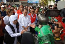 Gubernur Jawa Timur Khofifah Indar Parawansa saat melakukan sidak di SPBU wilayah Jember, Kamis (31/7/2025). Bongkah.id/Muhammad Hatta/