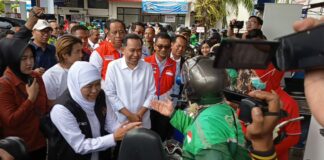 Gubernur Jawa Timur Khofifah Indar Parawansa saat melakukan sidak di SPBU wilayah Jember, Kamis (31/7/2025). Bongkah.id/Muhammad Hatta/
