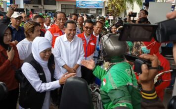 Gubernur Jawa Timur Khofifah Indar Parawansa saat melakukan sidak di SPBU wilayah Jember, Kamis (31/7/2025). Bongkah.id/Muhammad Hatta/