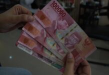 Resty pemilik salon di Mojokerto saat menunjukkan uang palsu yang diterima dari customer./bongkah.id/Karimatul Maslahah/