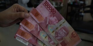 Resty pemilik salon di Mojokerto saat menunjukkan uang palsu yang diterima dari customer./bongkah.id/Karimatul Maslahah/