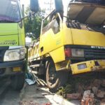 Kondisi pagar warga usai diseruduk truk muatan genteng./bongkah.id/Karimatul Maslahah/