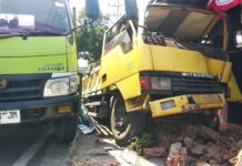 Kondisi pagar warga usai diseruduk truk muatan genteng./bongkah.id/Karimatul Maslahah/