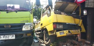 Kondisi pagar warga usai diseruduk truk muatan genteng./bongkah.id/Karimatul Maslahah/