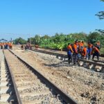 Perbaikan rel, pasca kejadian anjloknya KA Argo Bromo. (Sumber foto: KAI)