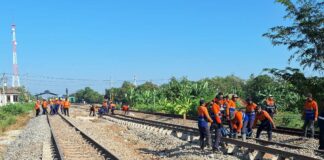 Perbaikan rel, pasca kejadian anjloknya KA Argo Bromo. (Sumber foto: KAI)