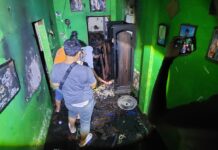 Kondisi rumah usai dibakar pemiliknya setelah cekcok dengan istrinya. Bongkah.id/Karimatul Maslahah/