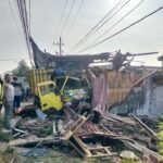 Suasana rumah warga Jombang hancur akibat tertabrak truk./bongkah.id/Karimatul Maslahah/