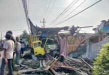 Suasana rumah warga Jombang hancur akibat tertabrak truk./bongkah.id/Karimatul Maslahah/