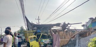 Suasana rumah warga Jombang hancur akibat tertabrak truk./bongkah.id/Karimatul Maslahah/