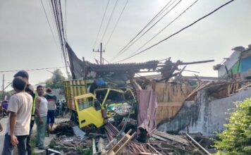 Suasana rumah warga Jombang hancur akibat tertabrak truk./bongkah.id/Karimatul Maslahah/