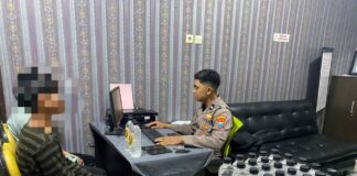 petugas saat melakukan pemeriksaan terhadap dua remaja penjual miras di kota Mojokerto./bongkah.id/Karimatul Maslahah/