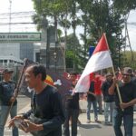 Forum Pemuda Jombatan saat turun aksi di depan kantor Pemkab Jombang./bongkah.id/Karimatul Maslahah/
