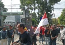 Forum Pemuda Jombatan saat turun aksi di depan kantor Pemkab Jombang./bongkah.id/Karimatul Maslahah/