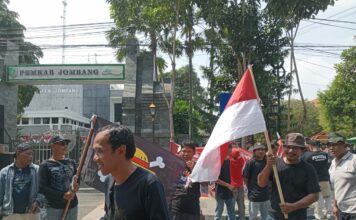 Forum Pemuda Jombatan saat turun aksi di depan kantor Pemkab Jombang./bongkah.id/Karimatul Maslahah/
