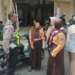 Petugas saat memberikan hukuman kepada pengendara pelajar di Jombang./bongkah.id/Karimatul Maslahah/