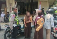 Petugas saat memberikan hukuman kepada pengendara pelajar di Jombang./bongkah.id/Karimatul Maslahah/