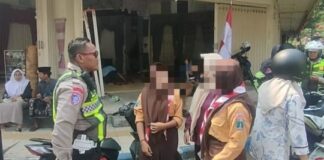 Petugas saat memberikan hukuman kepada pengendara pelajar di Jombang./bongkah.id/Karimatul Maslahah/