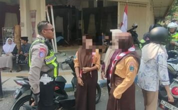 Petugas saat memberikan hukuman kepada pengendara pelajar di Jombang./bongkah.id/Karimatul Maslahah/