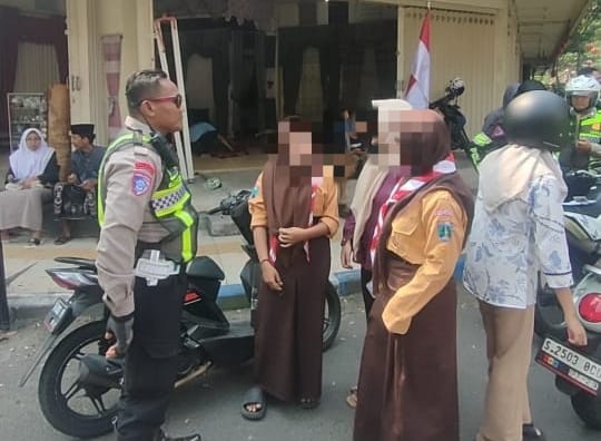 1000934913 Petugas saat memberikan hukuman kepada pengendara pelajar di Jombang./bongkah.id/Karimatul Maslahah/
