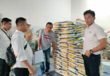 Unit Pidter Satreskrim Polres Jember Saat Inspeksi Beras. Bongkah.id/Muhammad Hatta/
