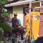 Pemasangan instalasi panen air hujan program UNIM Mojokerto.