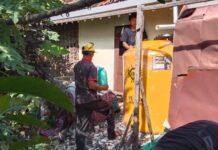 Pemasangan instalasi panen air hujan program UNIM Mojokerto.