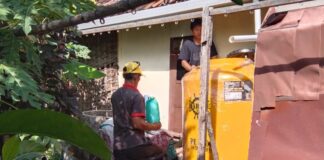 Pemasangan instalasi panen air hujan program UNIM Mojokerto.
