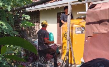 Pemasangan instalasi panen air hujan program UNIM Mojokerto.