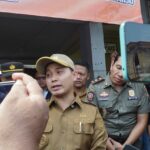 Bupati Mojokerto Muhammad Al Barra saat dimintai keterangan./bongkah.id/Karimatul Maslahah/