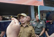 Bupati Mojokerto Muhammad Al Barra saat dimintai keterangan./bongkah.id/Karimatul Maslahah/