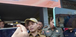 Bupati Mojokerto Muhammad Al Barra saat dimintai keterangan./bongkah.id/Karimatul Maslahah/