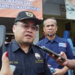 : Kepala Kantor Bea Cukai Sidoarjo, Rudy Hery Kurniawan, saat dimintai keterangan usai sidak di pasar Pandanarum, Mojokerto./bongkah.id/Karimatul Maslahah/