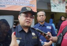 : Kepala Kantor Bea Cukai Sidoarjo, Rudy Hery Kurniawan, saat dimintai keterangan usai sidak di pasar Pandanarum, Mojokerto./bongkah.id/Karimatul Maslahah/